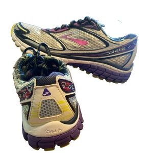 BROOKS GHOST ATHLETIC SHOES